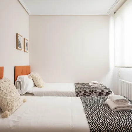 Lägenhet Moderno Piso Con Parking 3 Floranes *